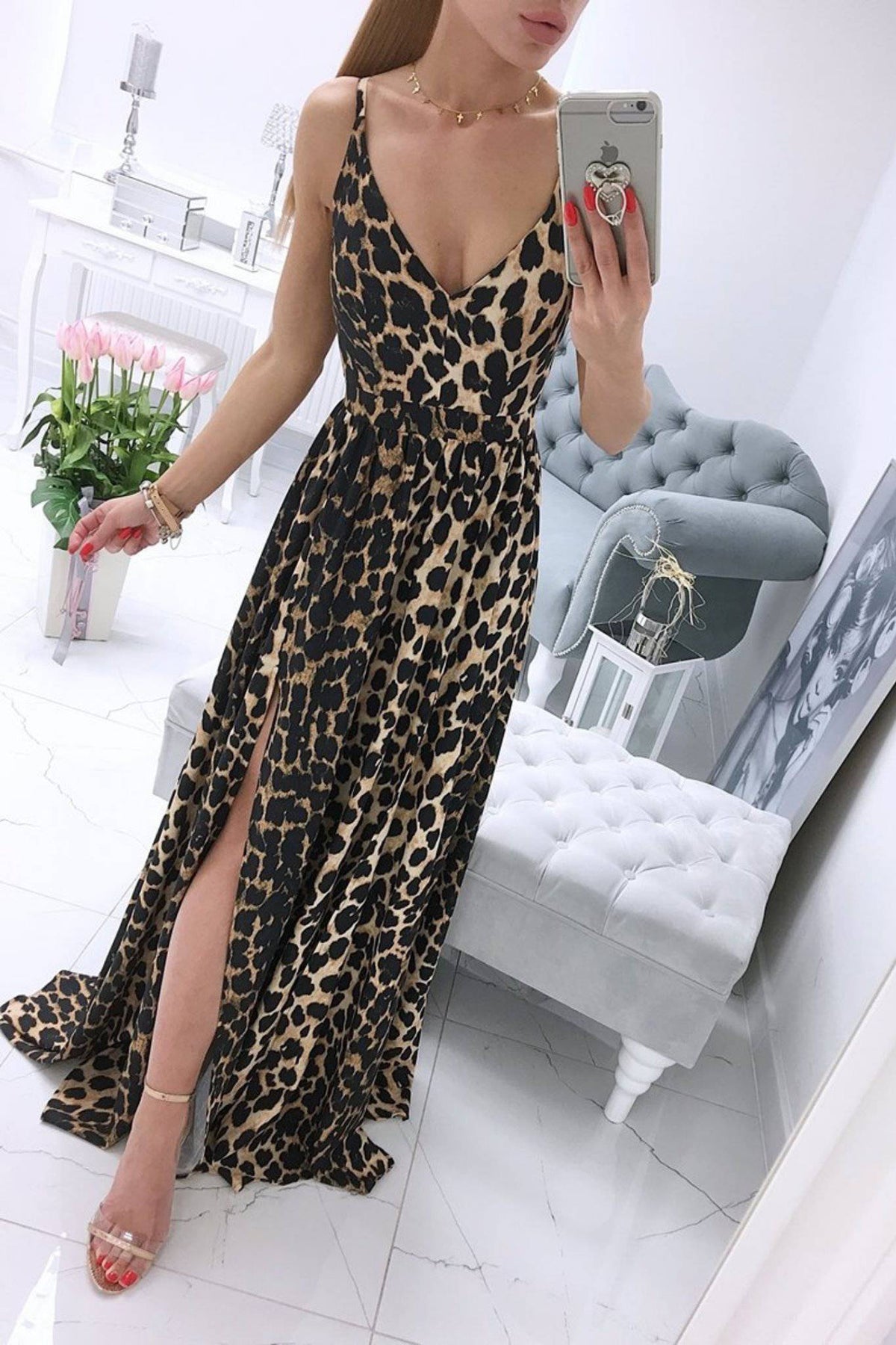 Abito lungo svasato estivo Moda-Mania con fantasia leopardata nera e spacchi laterali, tessuto leggero e stile elegante.