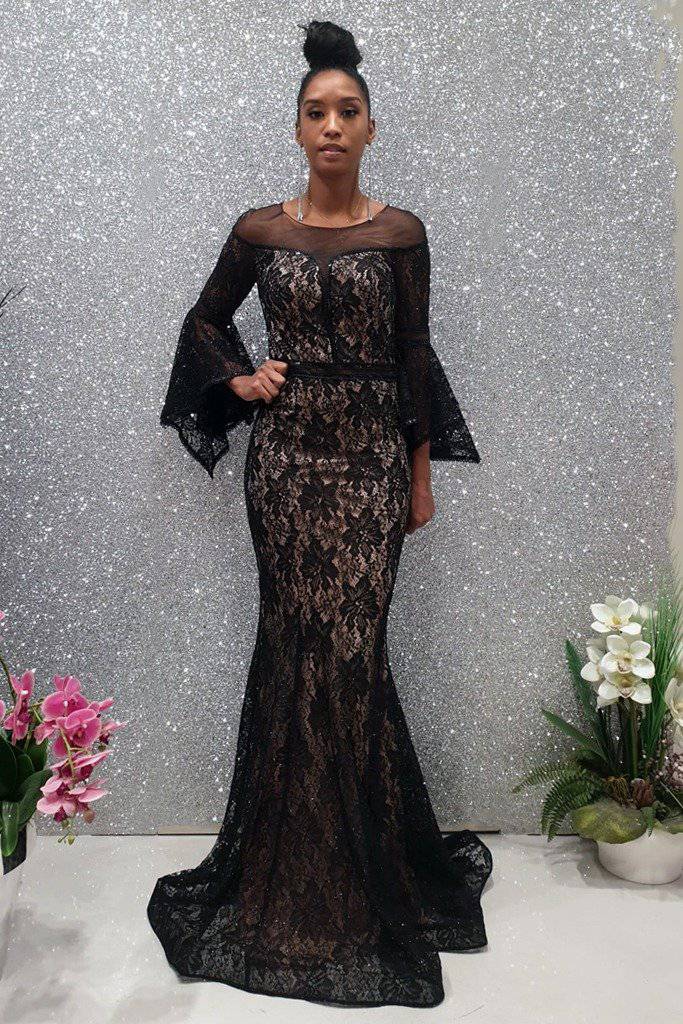 Abito lungo a sirena Moda Mania in pizzo nero con maniche a campana e fodera beige, vestito elegante e femminile.