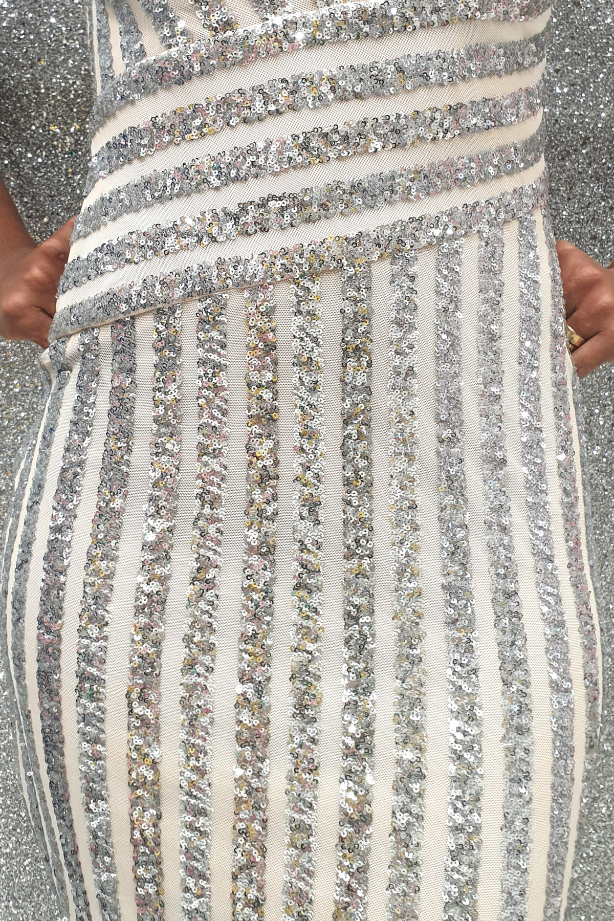 Abito a tubino a tre quarti Moda Mania bianco con fantasia righe in paillettes grigio argento e scollo a V, abiti corti elegante.
