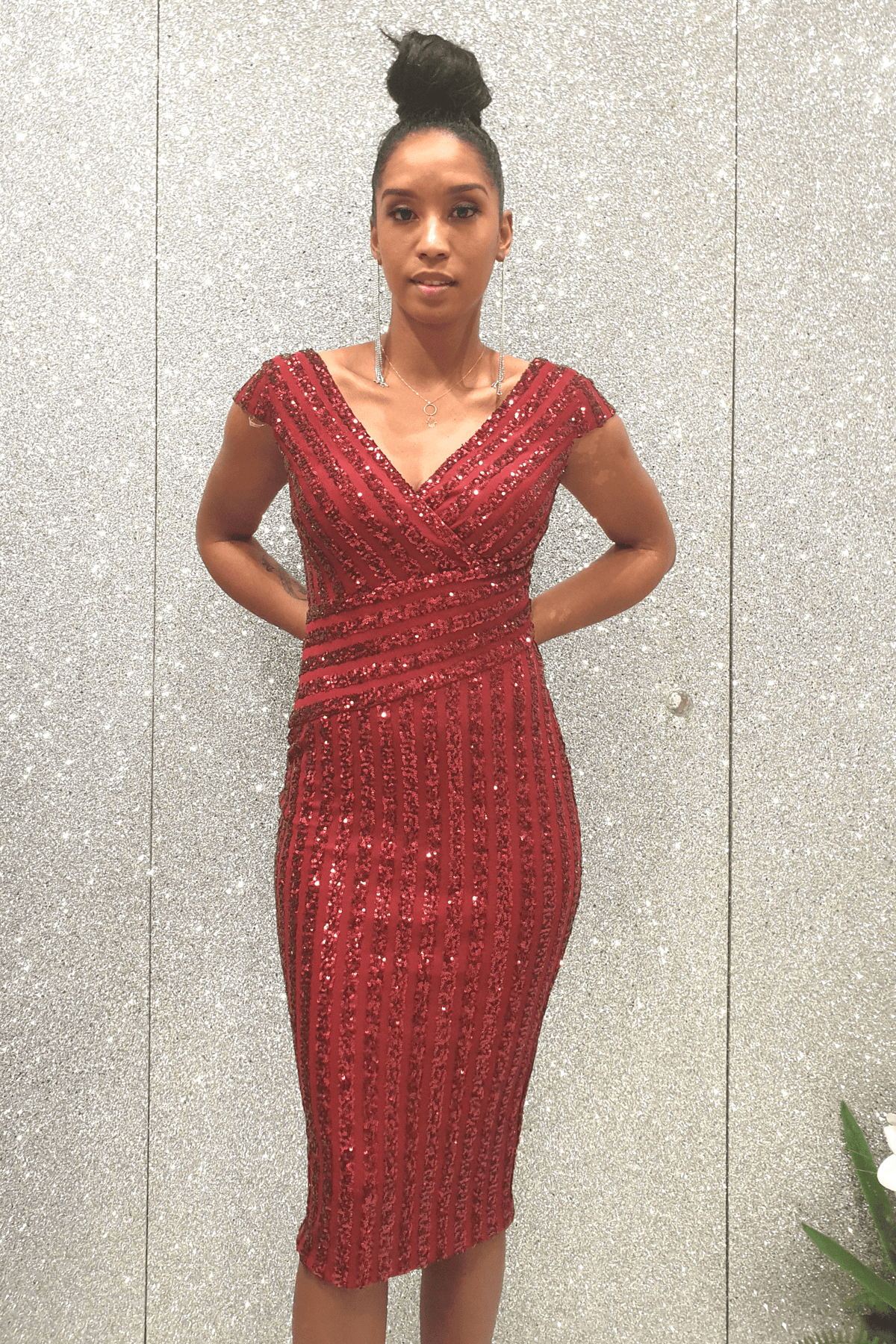 Abito a tubino tre quarti Moda Mania con bordo a fantasia righe in paillettes e scollo a V, abito corto elegante femminile