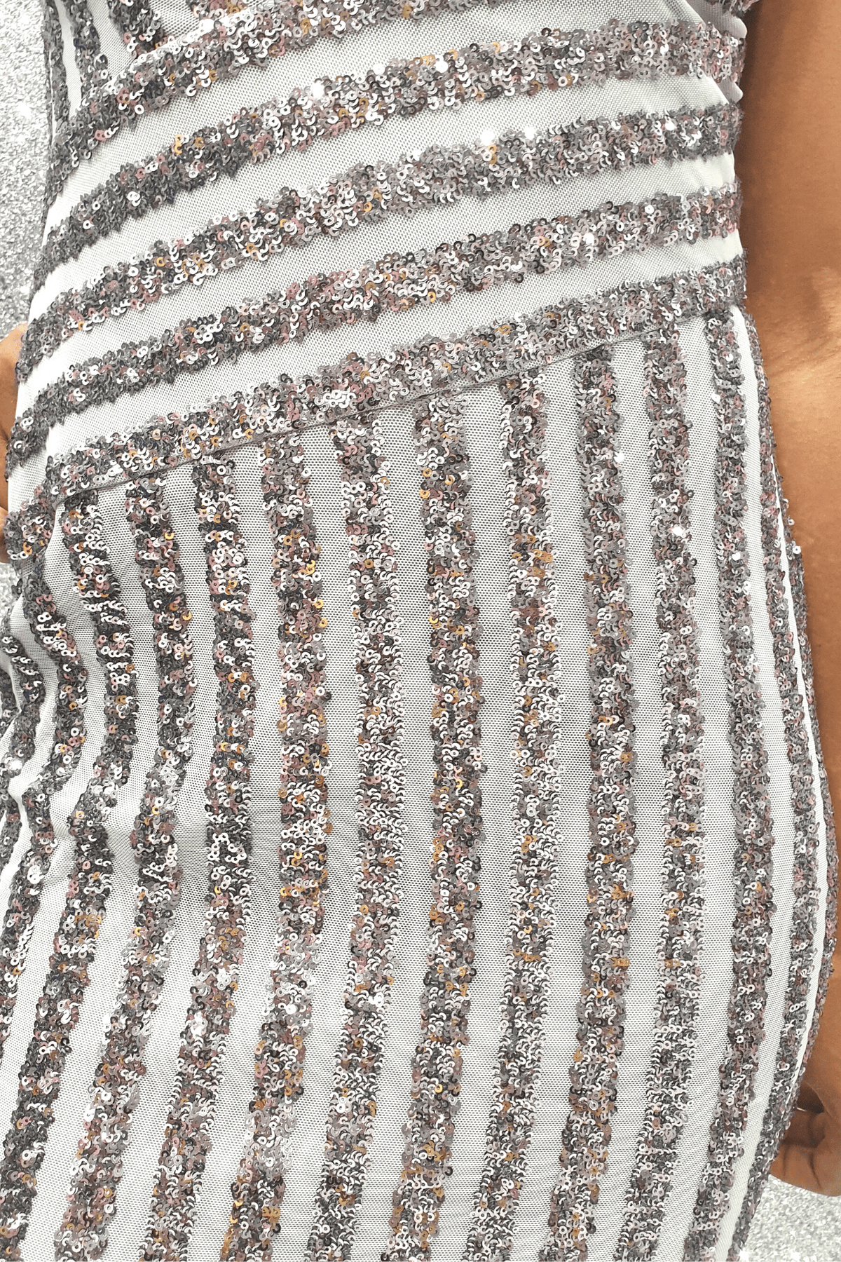 Abito a tubino tre quarti Moda Mania grigio con fantasia righe e paillettes, profondo scollo a V, abiti corti eleganti e glamour