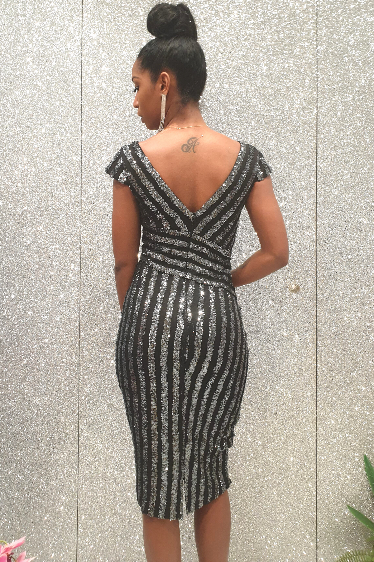 Abito a tubino a tre quarti Moda Mania nero con fantasia righe e paillettes argento, scollo a V profondo, abiti corti elegante.