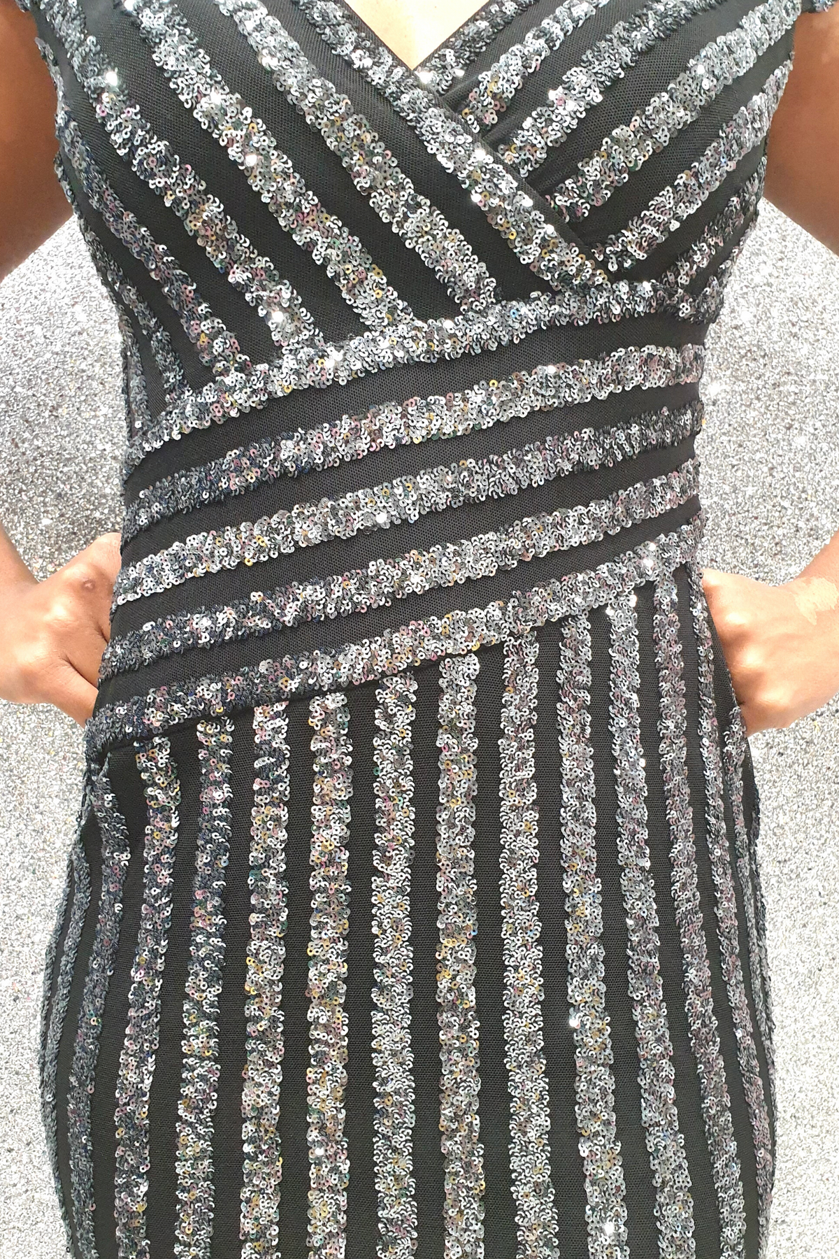 Abito a tubino tre quarti Moda Mania nero con fantasia righe in paillettes argento e scollo a V, abito corto elegante e moderno.