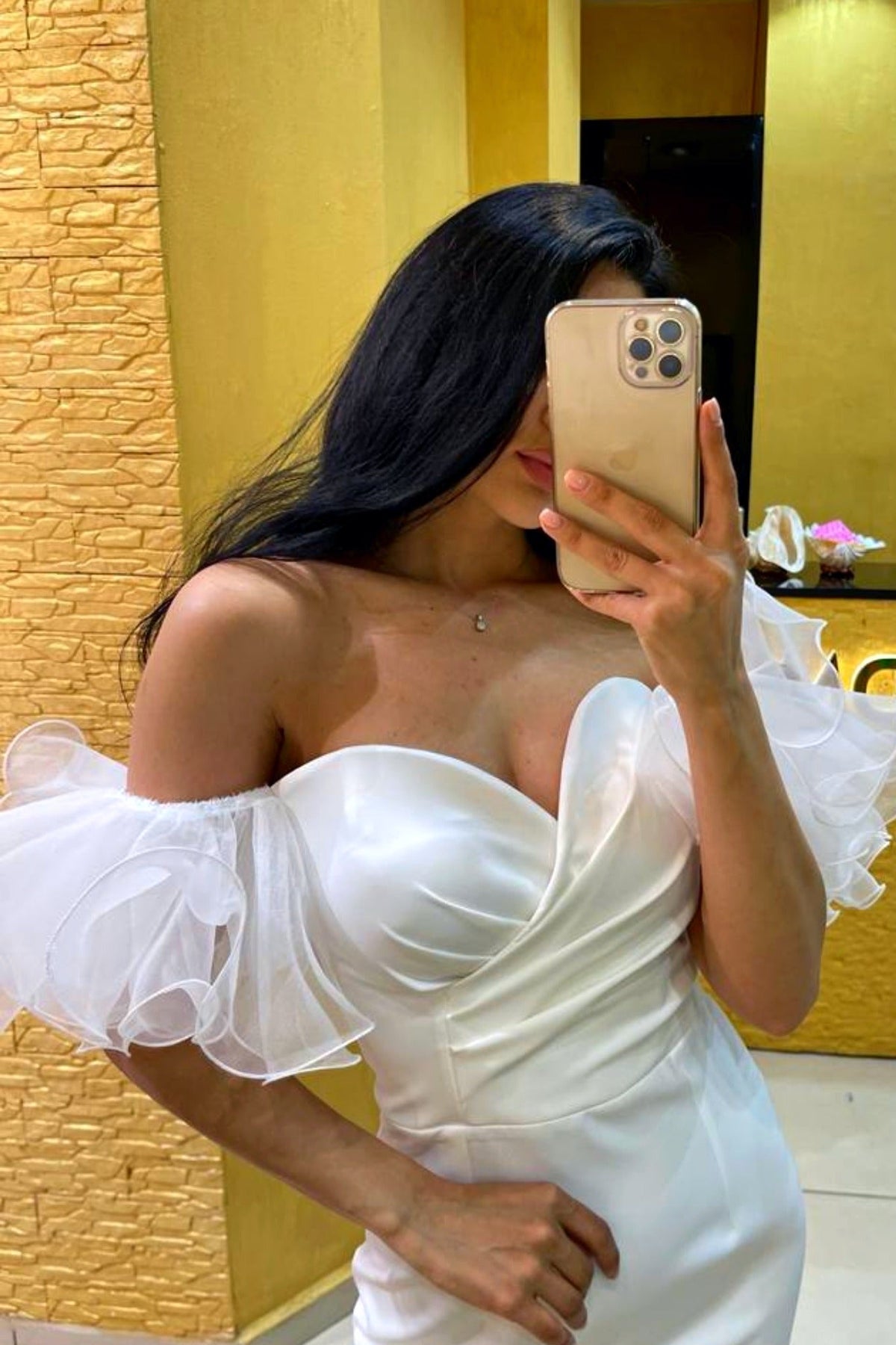 Abito corto aderente bianco con scollo a cuore e maniche a volants, da Moda-Mania, dettagli eleganti e femminili.