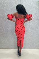 Abito aderente midi rosso con fantasia pois neri, corpetto a fascia e maniche lunghe, firmato Moda-Mania.