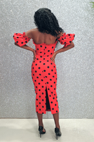 Abito aderente midi rosso con fantasia di pois neri, corpetto a fascia e maniche lunghe, firmato Moda-Mania.
