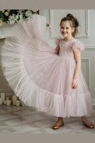 Abito da bambina beige con maniche a ventaglio, gonna in tulle multistrato e volants, marca Moda-Mania, vestito elegante e delicato.