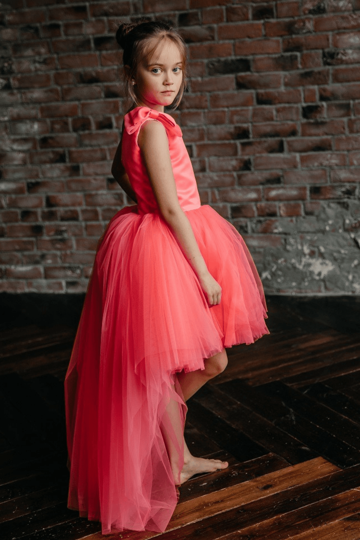 Abito bimba Moda-Mania corallo mono spalla con fiocco, gonna in tulle con strascico staccabile, perfetto per occasioni speciali