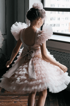 Abito rosa per bimba Moda-Mania con maniche a ventaglio, gonna in tulle multivolants e strascico staccabile, adatto a occasioni speciali.