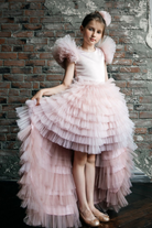 Abito rosa per bimba Moda-Mania con maniche a ventaglio, gonna in tulle multi volants e strascico staccabile, perfetto per occasioni speciali.
