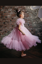 Abito rosa per bambina Moda-Mania con maniche a ventaglio, gonna in tulle multistrato e volant, ideale per occasioni speciali.