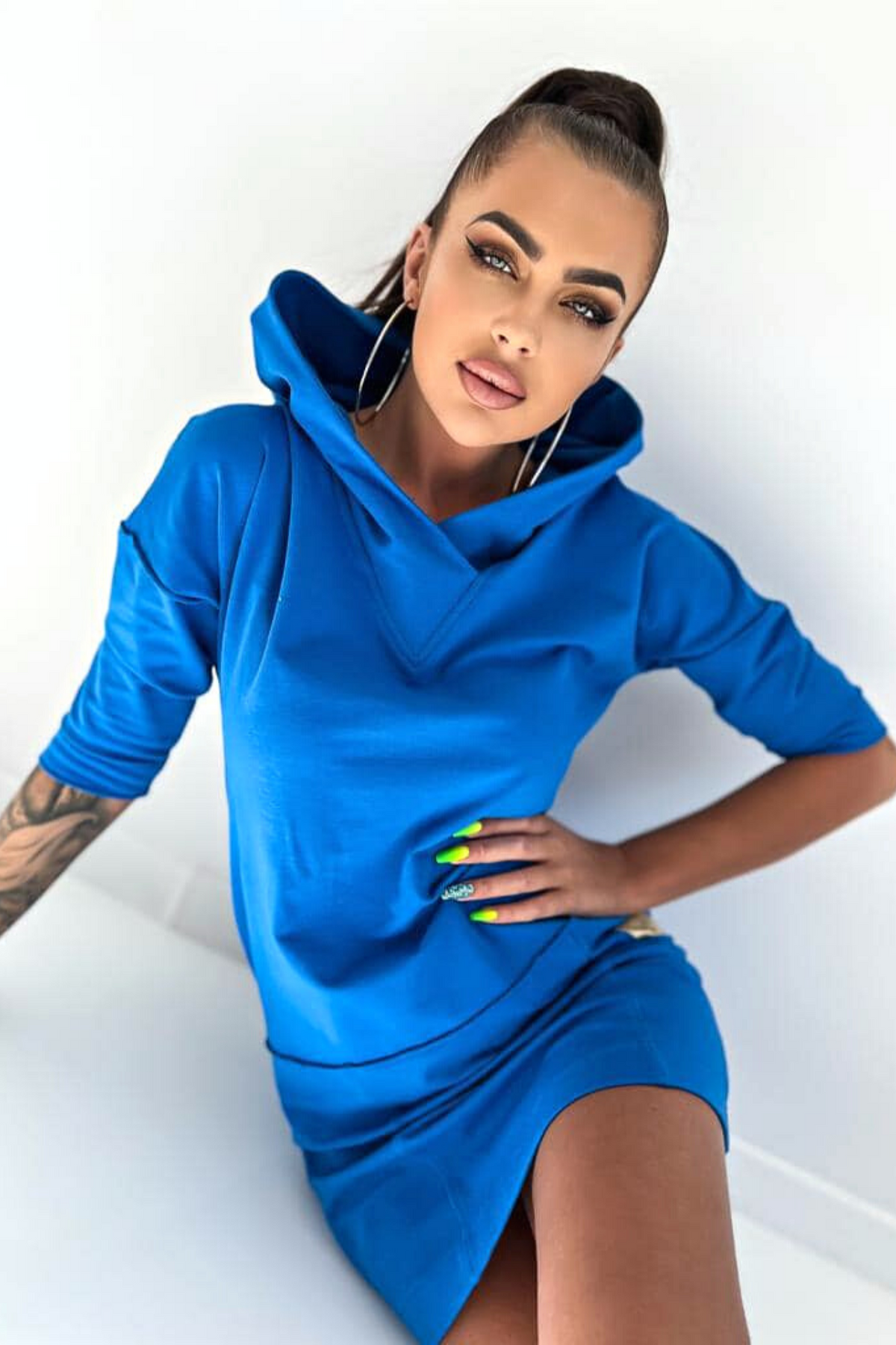 Abito casual sportivo blu in cotone con taglio a V e cappuccio, look denim e sportivo, di Moda-Mania.