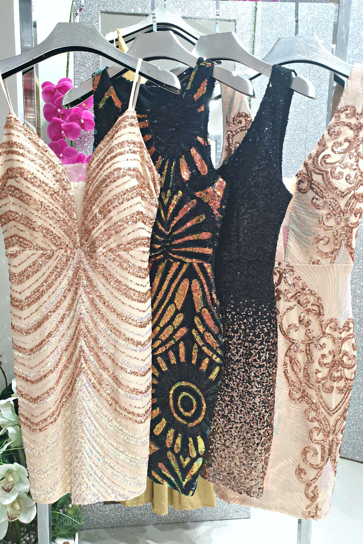 Abito corto aderente in tulle beige con fantasia paillettes dorate e scollo rotondo, firmato Moda-Mania.