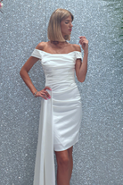 Abito corto bianco a barchetta in taffetà con strascico laterale e pieghe, abiti corti di Moda-Mania, elegante e femminile
