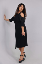 Abito midi nero Moda-Mania per curve, linea dritta, dettagli con frange e perline, tessuto elegante e alla moda.