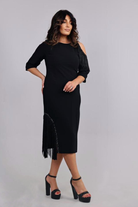 Abito midi curvy nero di Moda-Mania con linea dritta, decorato con frange e perline, da indossare con stile elegante.