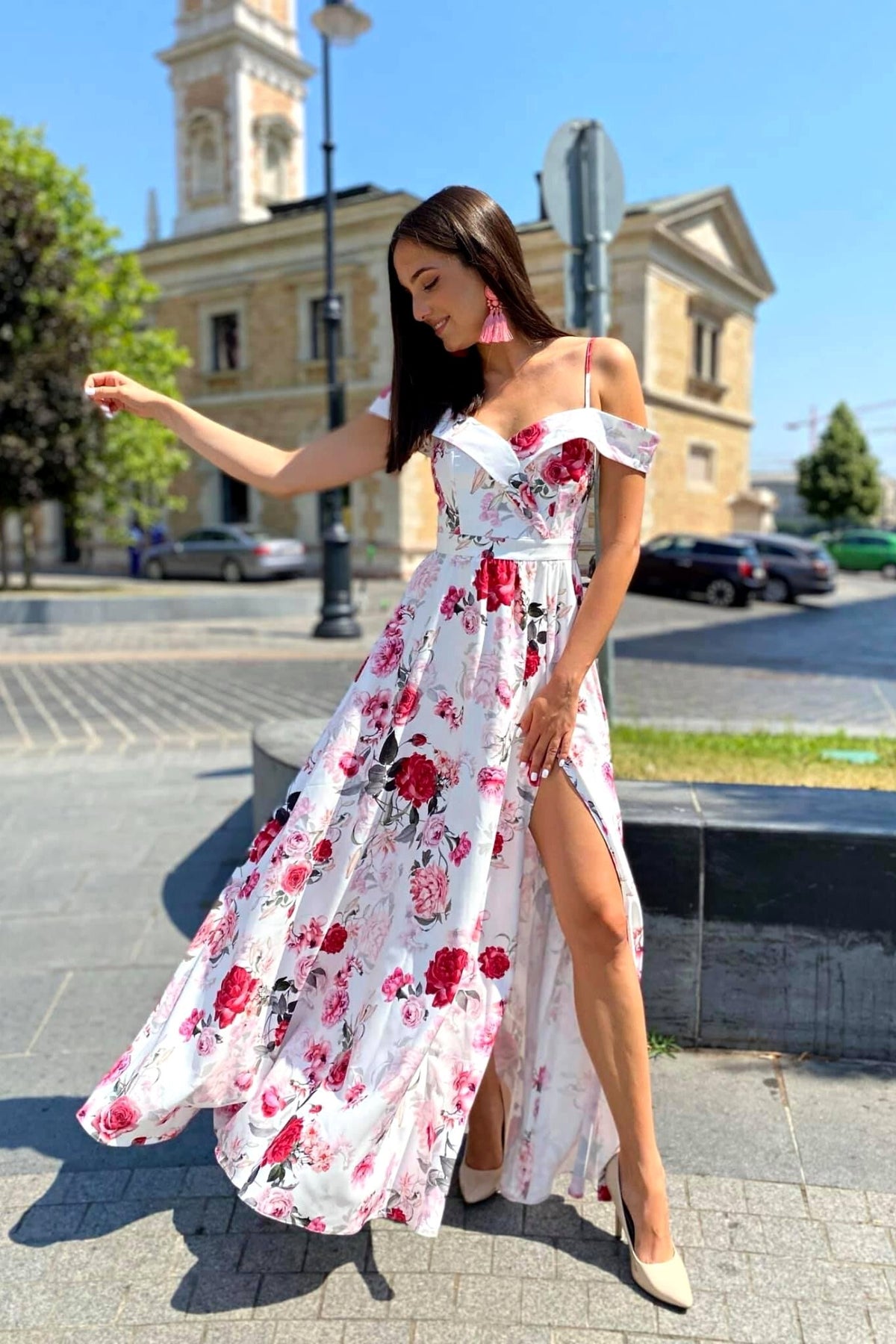 Abito estivo bianco a fantasia floreale con scollo a barchetta e spalline sottili, abiti lunghi Moda-Mania su modella.