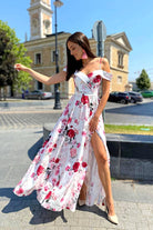 Abito estivo bianco a fantasia floreale con scollo a barchetta e spalline sottili, abiti lunghi Moda-Mania su modella.