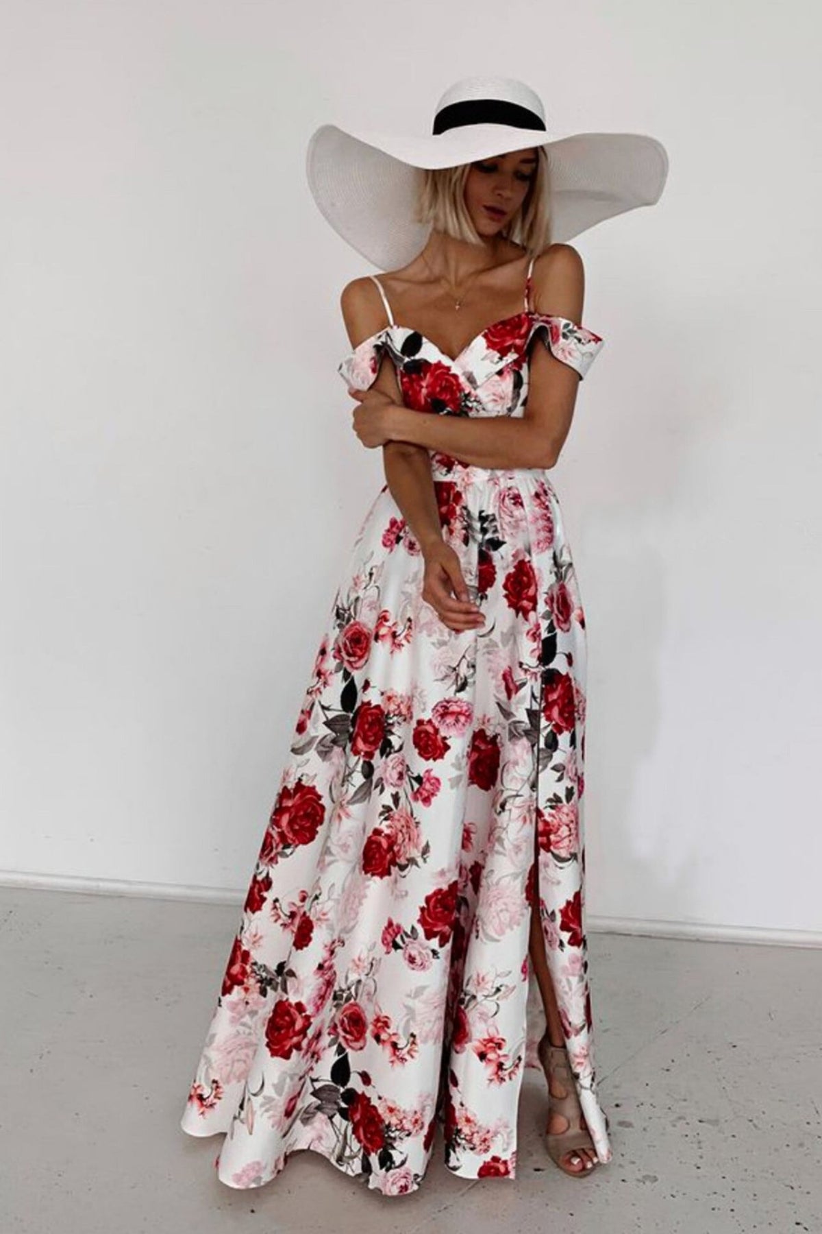 Abito estivo bianco a fantasia floreale di Moda-Mania, con scollo a barchetta e spalline sottili, lungo e elegante.