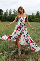 Abito estivo bianco a fantasia floreale Moda-Mania con scollo a barchetta e spalline sottili, lungo e leggero.