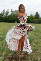 Abito estivo bianco Moda-Mania a fantasia floreale, scollo a barchetta e spalline sottili, lungo e femminile.