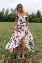 Abito lungo estivo bianco con fantasia floreale, scollo a barchetta e spalline sottili, di Moda-Mania.