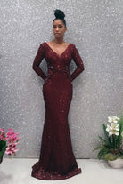 Abito lungo a sirena Moda Mania in tulle con paillettes e maniche lunghe, dettaglio di bordo e motivo scintillante.