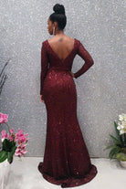 Abito lungo a sirena Moda Mania in tulle con motivo in paillettes e maniche lunghe, bordo elegante e dettagli raffinati.