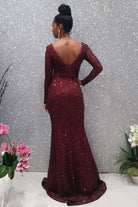 Abito lungo a sirena Moda Mania in tulle con motivo in paillette e manica lunga, modello elegante con bordo raffinato.