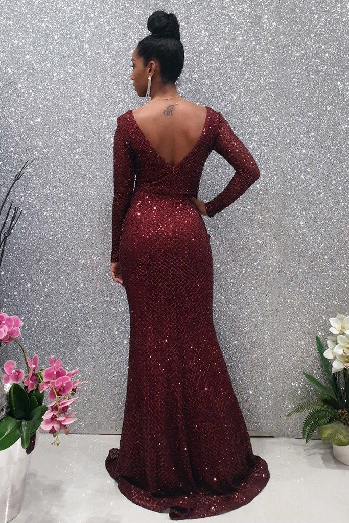 Abito lungo a sirena Moda Mania in tulle con motivo in paillette e manica lunga, modello elegante con bordo raffinato.