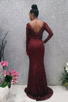 Abito lungo a sirena Moda Mania in tulle con motivo in paillettes e maniche lunghe, bordo elegante e dettagli scintillanti.