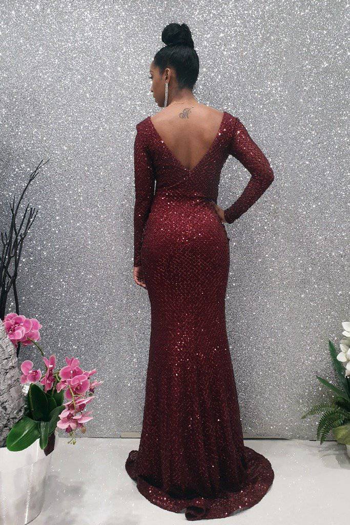 Abito lungo a sirena Moda Mania in tulle con motivo in paillettes e maniche lunghe, bordo elegante e dettagli scintillanti.