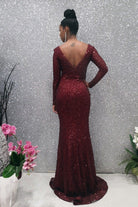 Abito lungo a sirena Moda Mania in tulle con paillettes e manica lunga, elegante e decorato con motivo brillante.