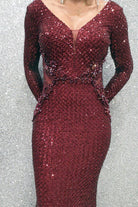 Abito lungo a sirena Moda Mania in tulle con motivo in paillettes e maniche lunghe, dettagli eleganti e raffinati.