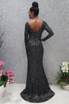 Abito lungo a sirena nero Moda Mania in tulle con motivo in paillette argento e maniche lunghe, elegante e sofisticato.