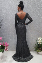 Abito lungo a sirena nero Moda Mania in tulle con motivo di paillettes argento e maniche lunghe, elegante e raffinato.
