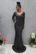 Abito lungo a sirena nero Moda Mania in tulle con motivo in paillettes argento a manica lunga, dettagli eleganti e raffinati.