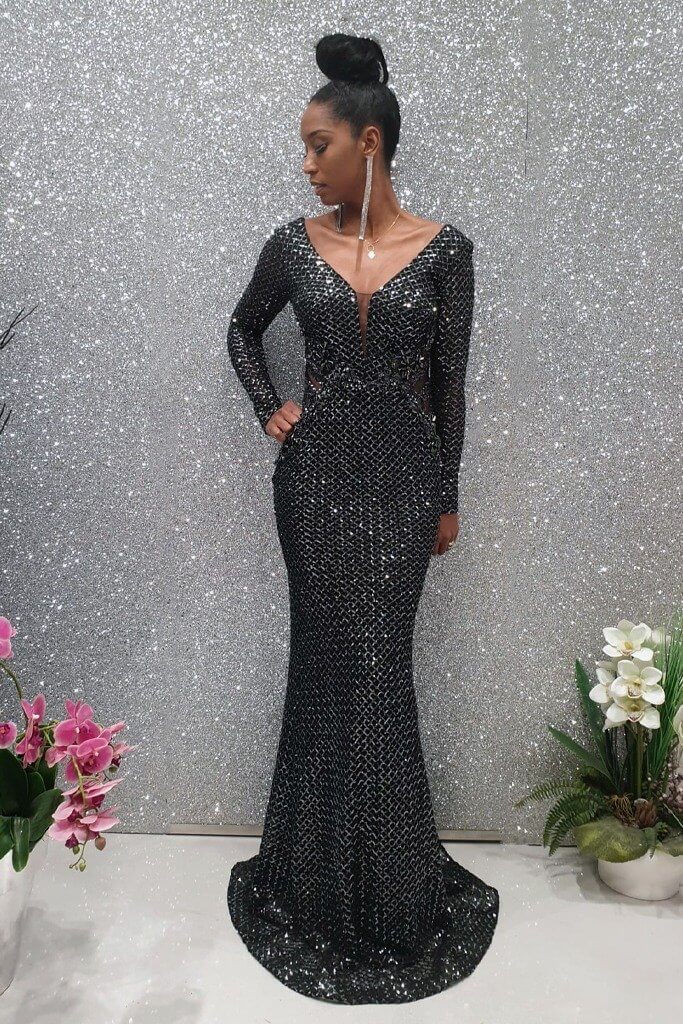 Abito lungo a sirena nero Moda Mania in tulle con motivo in paillettes argento a manica lunga, dettagli eleganti e raffinati.