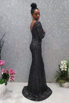 Abito lungo a sirena nero Moda Mania in tulle con motivo in paillettes argento a manica lunga, elegante e sofisticato.