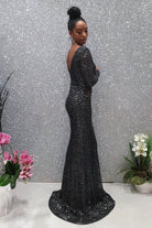 Abito lungo a sirena nero Moda Mania in tulle con paillettes argento, maniche lunghe, elegante e chic.