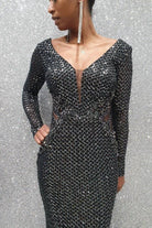 Abito lungo a sirena nero Moda Mania in tulle con paillettes argento a manica lunga, dettagli eleganti e sofisticati.
