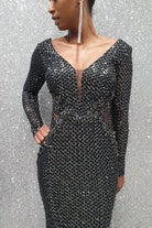 Abito lungo a sirena nero Moda Mania in tulle con paillettes argento e maniche lunghe, vestito elegante e sofisticato.