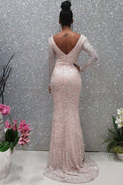 Abito lungo a sirena rosa chiaro Moda Mania in tulle con motivo in paillettes argento a manica lunga.