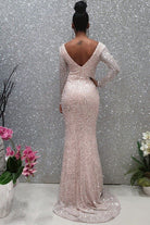 Abito lungo a sirena rosa chiaro Moda Mania in tulle con paillettes argento e maniche lunghe, elegante e raffinato.