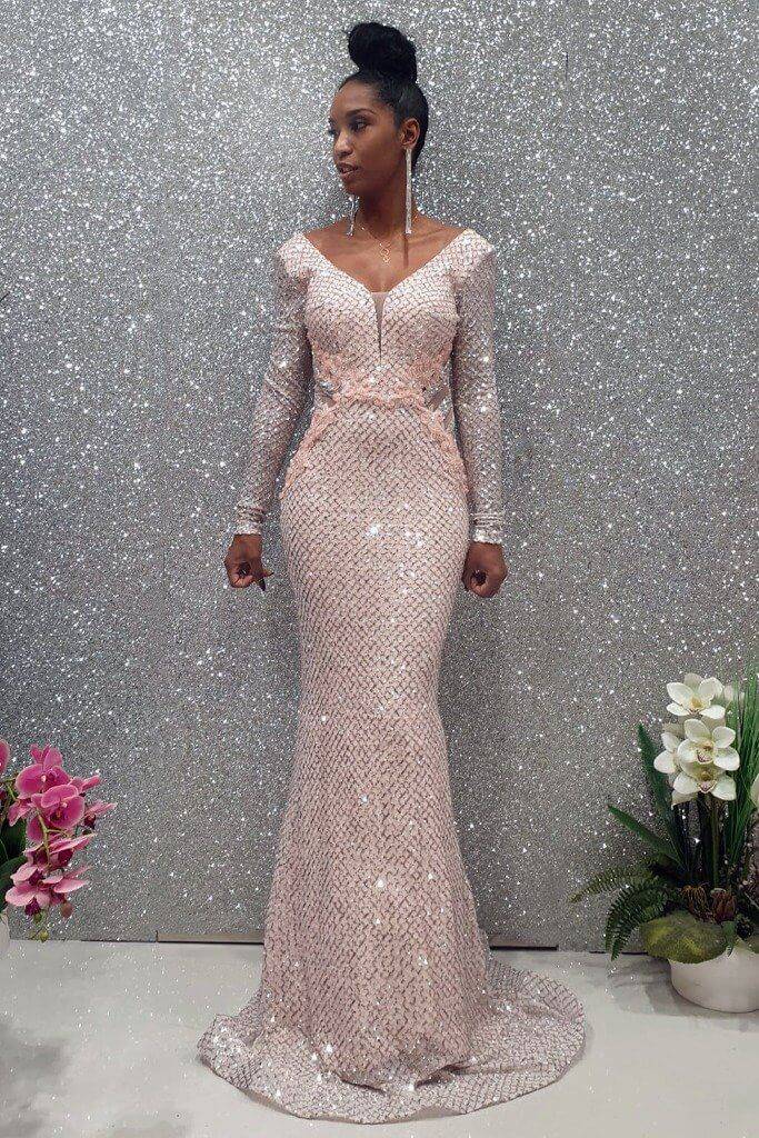 Abito lungo a sirena rosa chiaro Moda Mania in tulle con paillettes argento, maniche lunghe e dettagli eleganti.