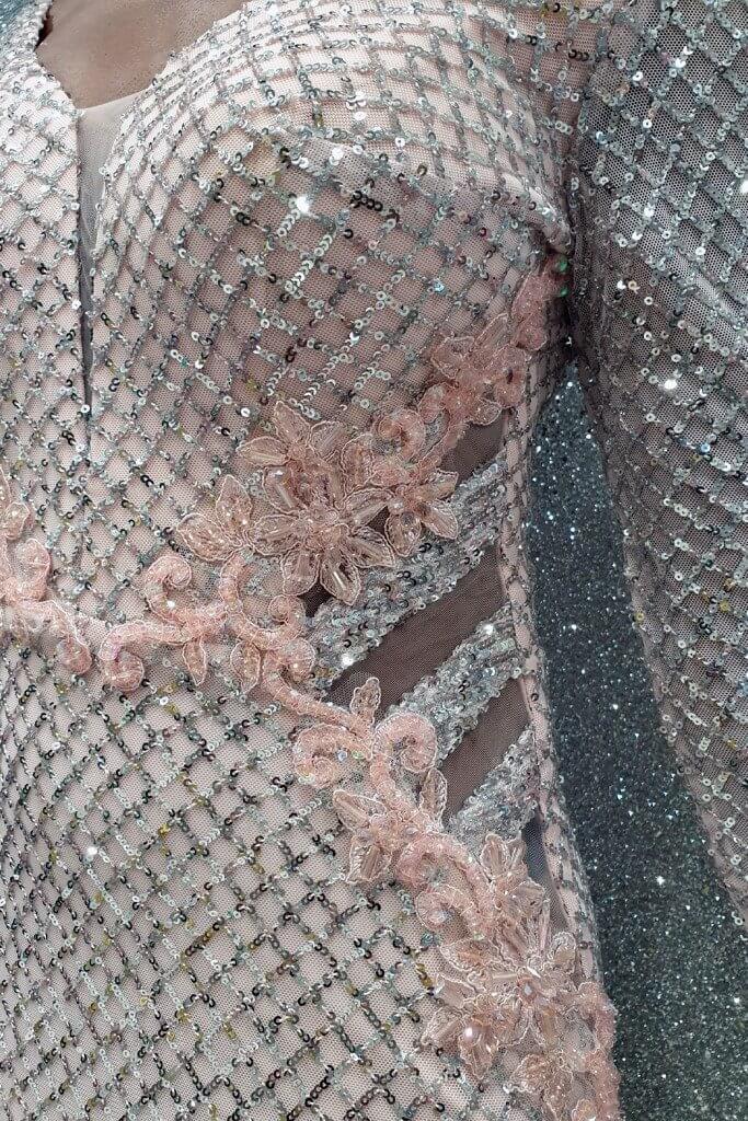 Abito lungo a sirena rosa chiaro di Moda Mania in tulle con paillettes argento, maniche lunghe.