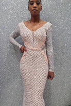 Abito lungo a sirena rosa chiaro Moda Mania in tulle con motivi in paillettes argento e maniche lunghe.