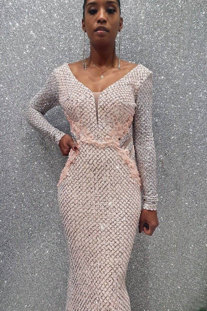 Abito lungo a sirena rosa chiaro Moda Mania in tulle con motivi in paillettes argento e maniche lunghe.