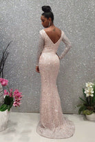 Abito lungo a sirena rosa chiaro di Moda Mania in tulle con motivo in paillettes argento e maniche lunghe.