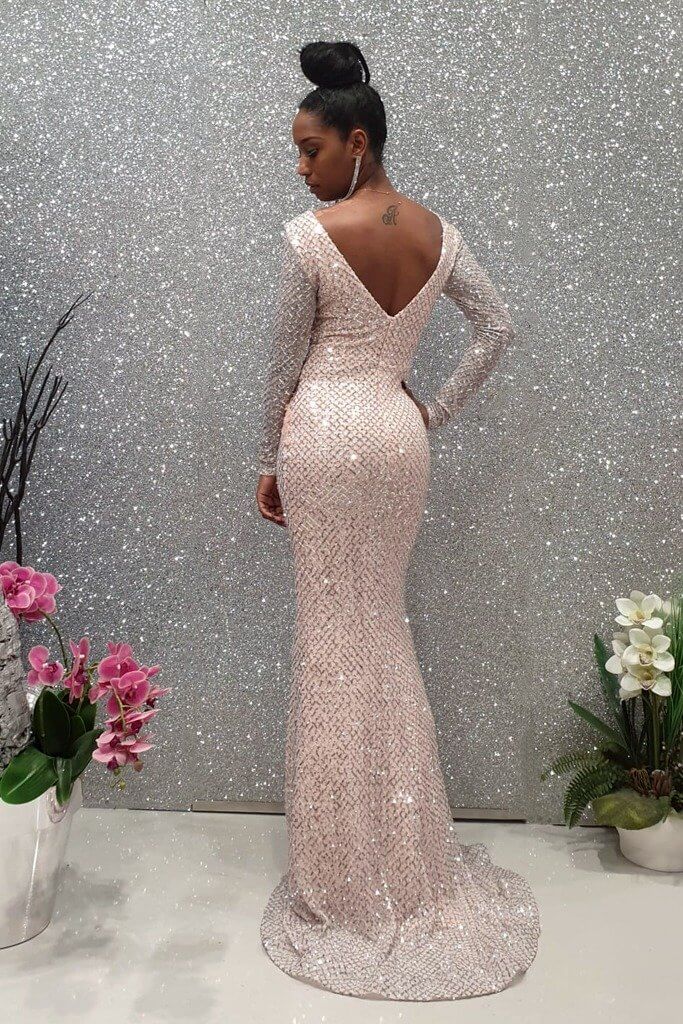 Abito lungo a sirena rosa chiaro di Moda Mania in tulle con motivo in paillettes argento e maniche lunghe.